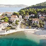 Вилла Modern Seafront Steps From The