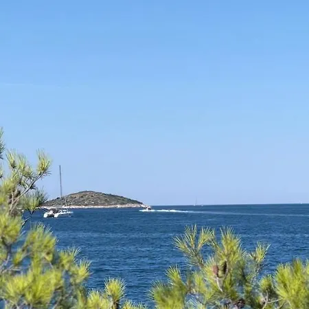 Modern Seafront Steps From The Villa *
