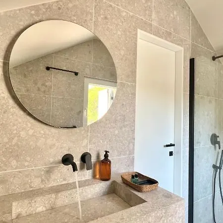 וילה Modern Seafront Steps From The *