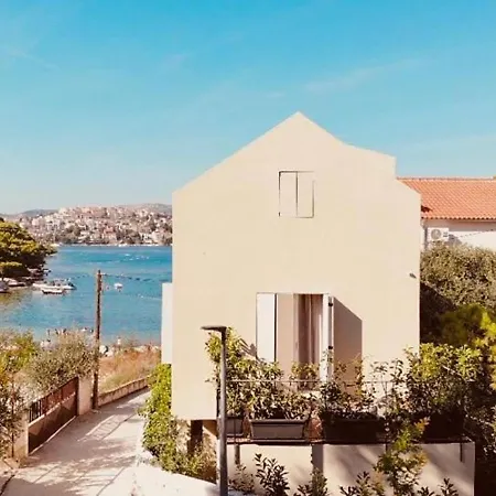 Modern Seafront Steps From The Villa *
