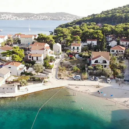 וילה Modern Seafront Steps From The
