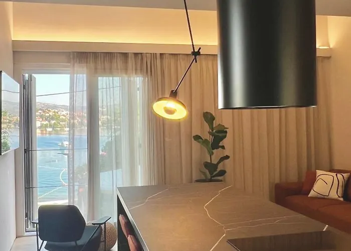 Modern Seafront Steps From The Willa