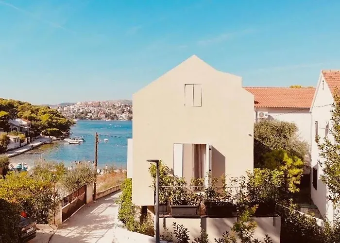Modern Seafront Steps From The Willa *