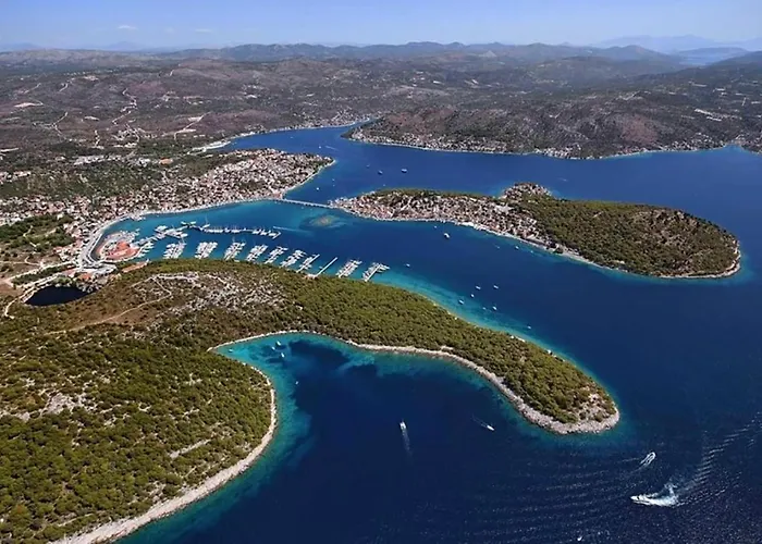 Modern Seafront Steps From The Villa